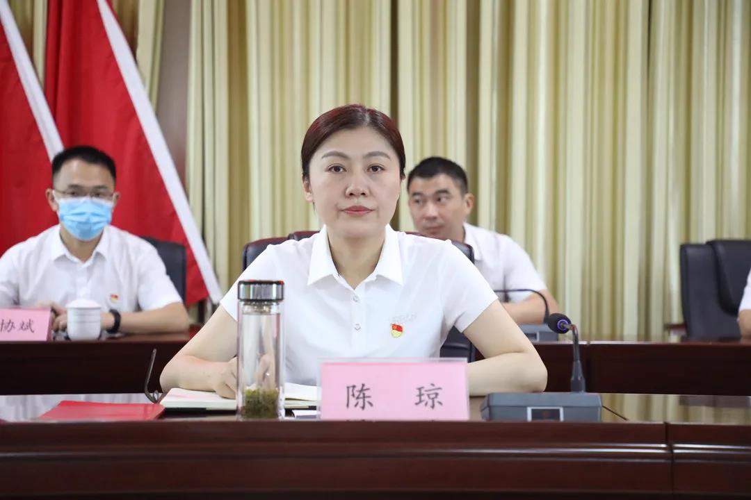 区党委副书记陈琼主持会议.